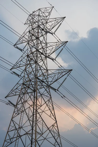 Torre di trasmissione elettrica con sfondo cielo . — Foto Stock