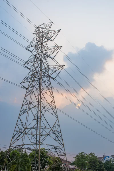 Башня электропередач на фоне неба . — стоковое фото
