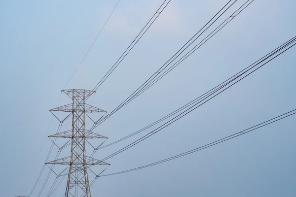 Torre de transmissão elétrica com fundo céu . — Fotografia de Stock