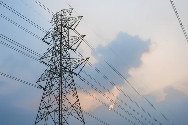 Torre di trasmissione elettrica con sfondo cielo . — Foto Stock