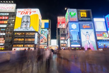 Osaka, Japonya - 4 Kasım: Dotonbori Osaka sokakta