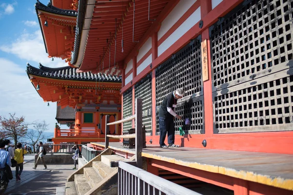 Limpieza y mantenimiento de ancianos en el templo Kiyomizu-dera — Foto de Stock