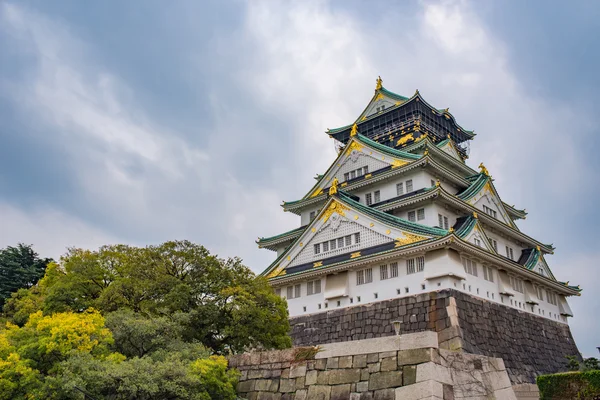 Osaka hrad v zatažené obloze před deště padají — Stock fotografie