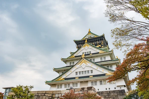 Osaka hrad v zatažené obloze před deště padají — Stock fotografie