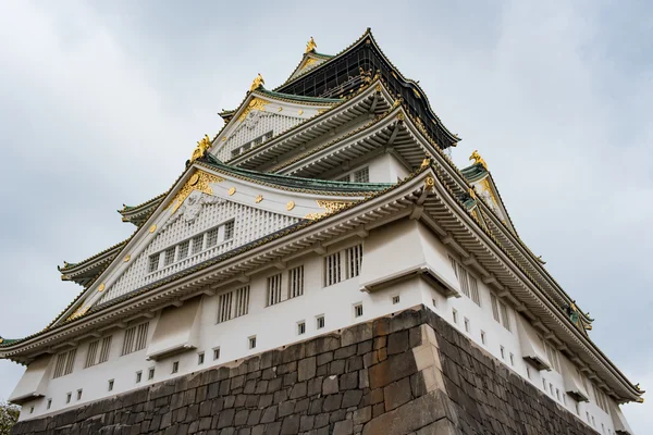Osaka hrad v zatažené obloze před deště padají — Stock fotografie