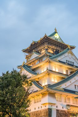 Osaka Kalesi içinde yağmur yağmaya önce bulutlu gökyüzü