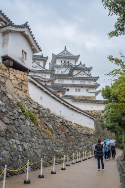 Yağmurlu günde Himeji Kalesi
