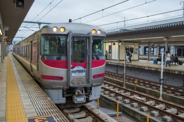 Himeji tren istasyonu ile bulutlu gökyüzü