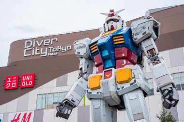 Tokyo'da Diverccity Tokyo Plaza'daki Gundam heykeli