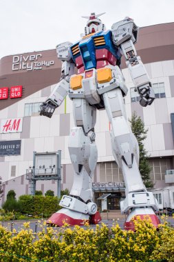 Tokyo'da Diverccity Tokyo Plaza'daki Gundam heykeli