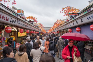 Turistler salonu sokak Hatıra Senso-ji Tapınağı'nda.