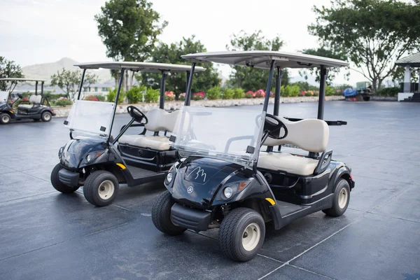 Golfkarretjes op een zwarte berg golf club — Stockfoto