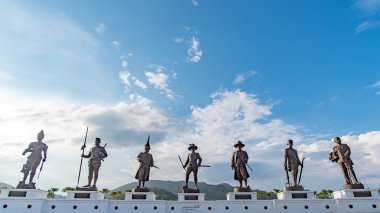 Ratchapak Kraliyet Parkı ve yedi Tayland kralları heykelleri Royal Tay Ordusu tarafından inşa edildi