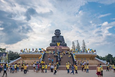 İnsanlar ibadet Huaymongkol Tapınağı (Wathuaymongkol), Luang Bhor Thuad dünyanın en büyüğü
