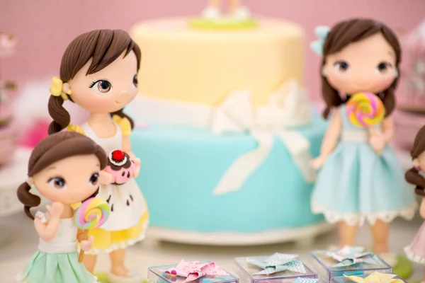 Muñecas de mazapán junto a un pastel de cumpleaños — Foto de Stock