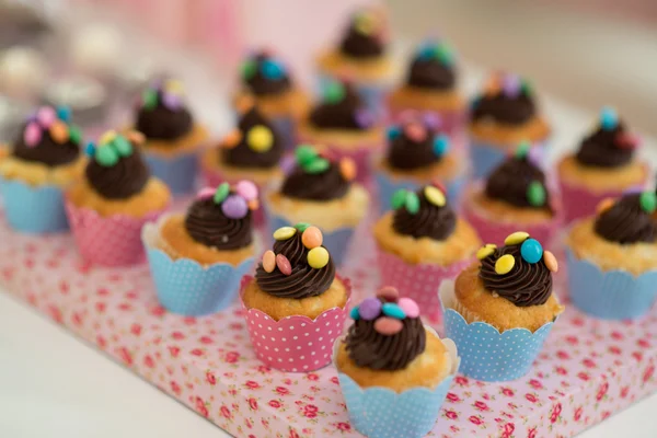 Coloridos pasteles en miniatura en una mesa de cumpleaños de niño — Foto de Stock