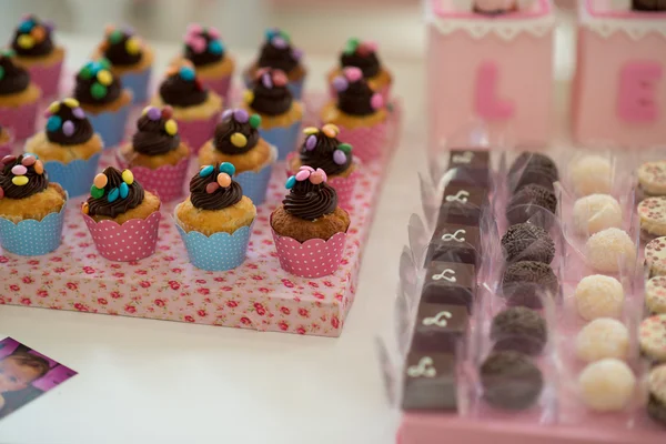 Miniatűr színes csokoládé Cupcakes — Stock Fotó