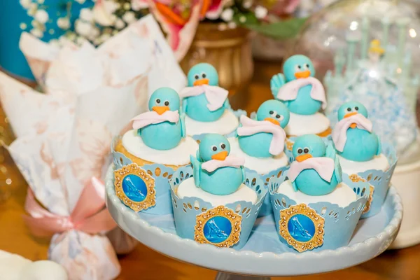 Синій птахів над на столі дівчина день народження кекси — стокове фото