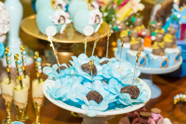 Brigadeiro de Chocolate Brasileiro tradicional em uma flor de papel — Fotografia de Stock