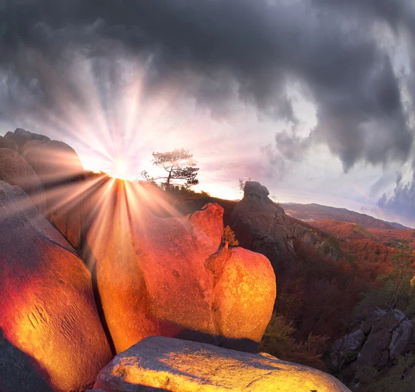 Reserve "Taubenbusch Felsen" in der Nähe bubnyshche — Stockfoto