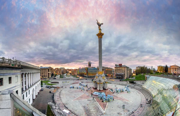 Kiev Ucrania Abril 2015 Panorama Nocturno Primavera Plaza Independencia Atardecer —  Fotos de Stock