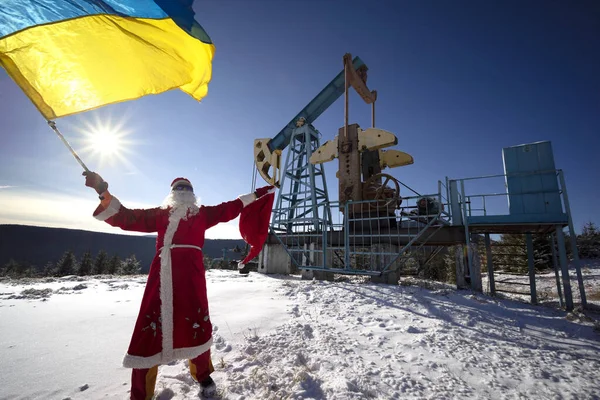 Święty Mikołaj Przywiózł Torbę Prezentów Pod Pompę Olejową Flagą Ukrainy — Zdjęcie stockowe