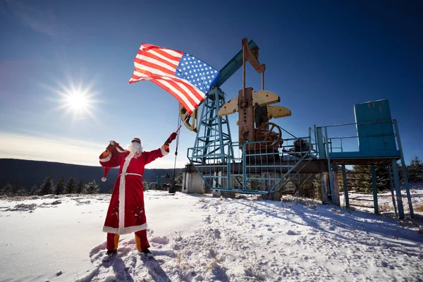 Noel Baba Petrol Pompasının Altına Amerika Nın Kış Dağlarındaki Amerikan — Stok fotoğraf