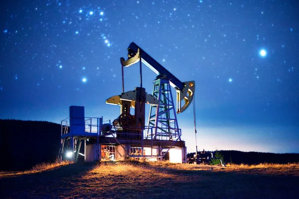 典型的罗马尼亚水泵晚上在乌克兰喀尔巴阡山脉的山坡上工作 恒星和银河系的星座象征着地球矿物资源的古老历史 猎户星座闪烁着光芒 — 图库照片