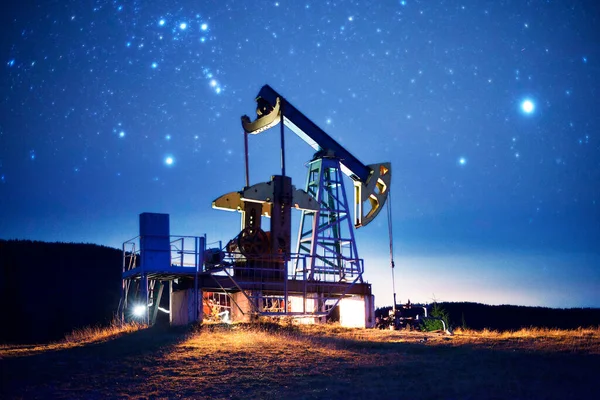 Bombas Rumanas Clásicas Trabajan Por Noche Las Laderas Las Montañas — Foto de Stock