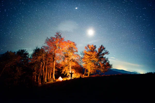 カルパティア人はボルツハーヴァ尾根に古いブナの森がある 星空の下での高い秋の山々は テントやたき火でキャンプするのに魅力的です — ストック写真