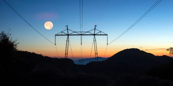 Líneas Eléctricas Para Economía Gente Corre Través Los Alpes Las — Foto de Stock