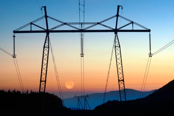 Linhas Eléctricas Para Economia Pessoas Atravessam Alpes Altas Montanhas Difíceis — Fotografia de Stock