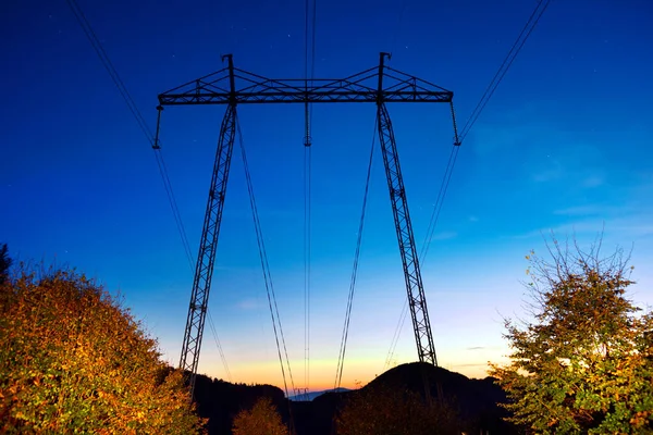 Linhas Eléctricas Para Economia Pessoas Atravessam Alpes Altas Montanhas Difíceis — Fotografia de Stock