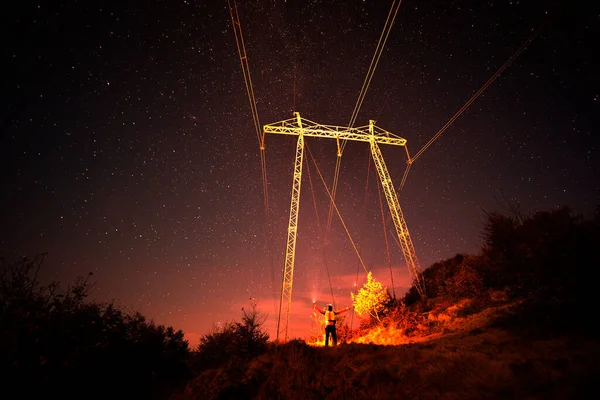 Linhas Eléctricas Para Economia Pessoas Atravessam Alpes Altas Montanhas Difíceis — Fotografia de Stock