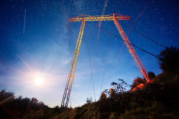 Linee Elettriche Economia Persone Attraversano Alpi Alte Montagne Difficili Condizioni — Foto Stock