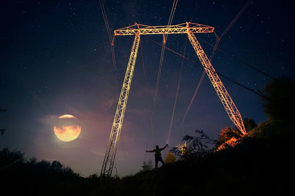 Linhas Eléctricas Para Economia Pessoas Atravessam Alpes Altas Montanhas Difíceis — Fotografia de Stock