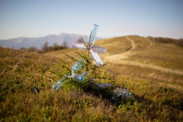 카르파티아 산맥의 보르자 산맥은 생태계에 재앙이었습니다 가을의 산들과 플라스틱 파편으로 — 스톡 사진