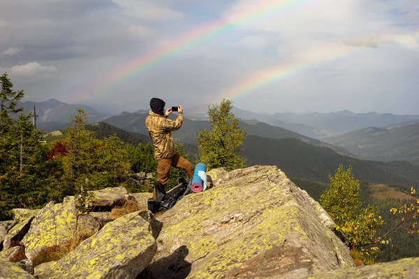 Arco Íris Sobre Montanhas Rochosas Outono Vidoeiro Pitoresco Pinhal Após — Fotografia de Stock