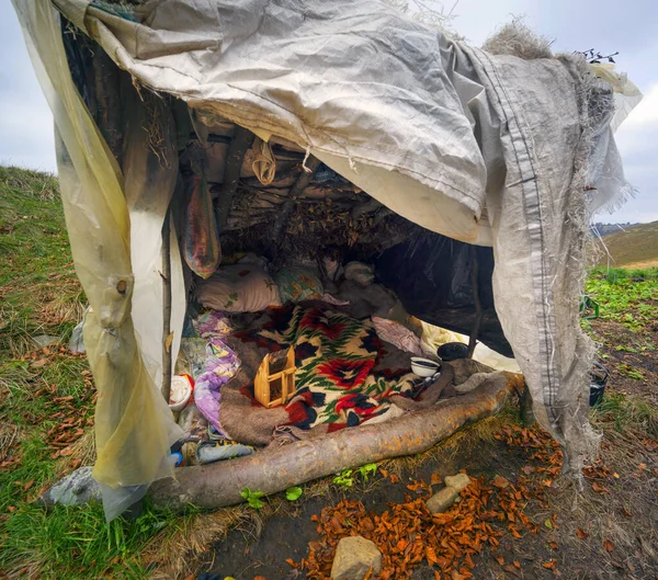 Touriste Trouvé Une Cabane Bergers Abandonnés Les Choses Les Couvertures — Photo
