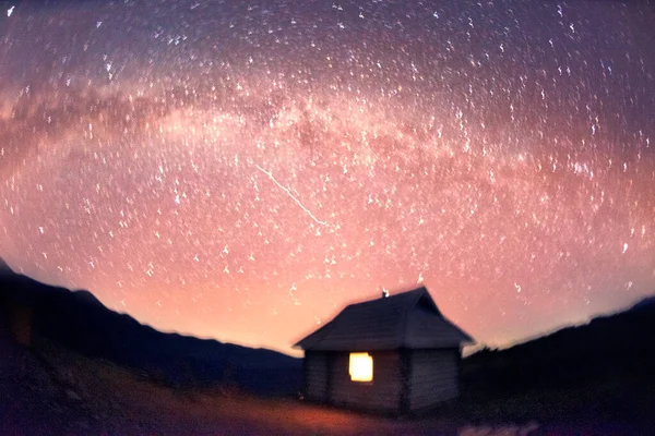 Hvězdná Obloha Horském Úkrytu Alpách Byla Fotografována Při Dlouhém Vystavení — Stock fotografie