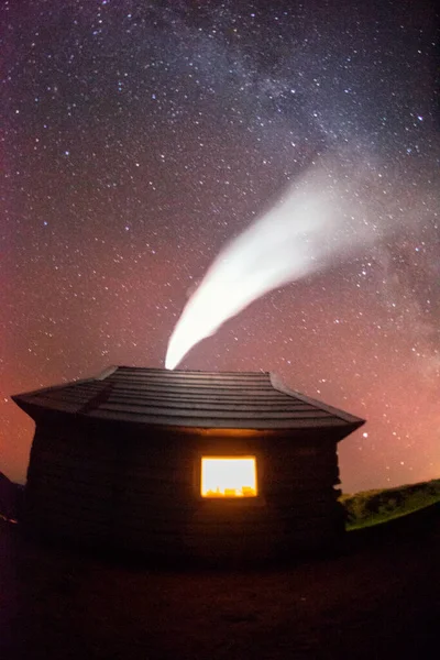 Gwiaździste Niebo Schronisku Górskim Alpach Jest Fotografowane Przy Długiej Ekspozycji — Zdjęcie stockowe