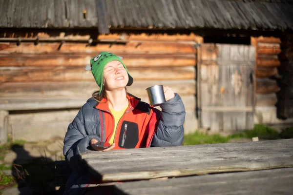 Turystka Pobliżu Starego Domu Pasterzy Pije Herbatę Odpoczynek Dzikiej Przyrody — Zdjęcie stockowe