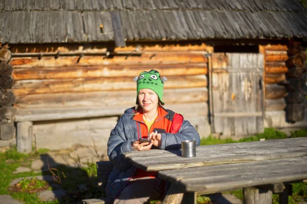 Одна Туристична Дівчина Біля Старого Будинку Пастухів Чай Відпочивай Дикій — стокове фото