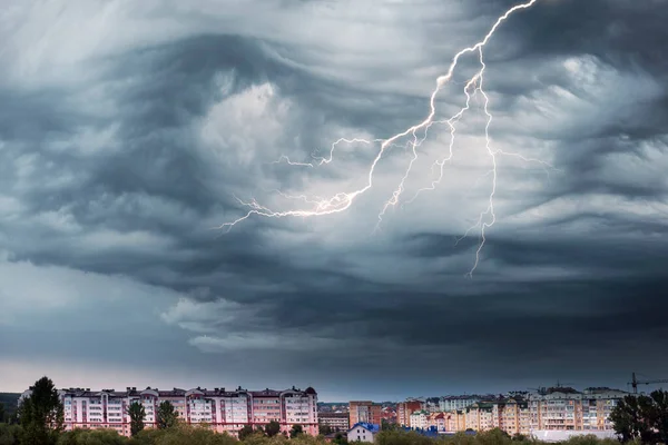 Una Terrible Tormenta Peligrosa Con Fuerte Viento Arremolina Nubes Las — Foto de Stock