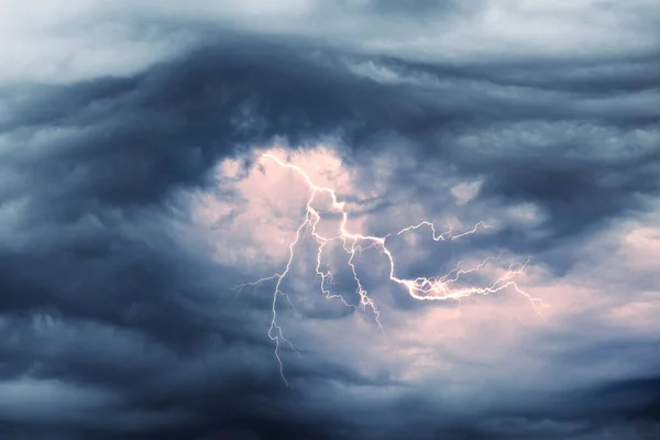 Ein Furchtbarer Gefährlicher Sturm Mit Starkem Wind Wirbelt Gewitterwolken Den — Stockfoto