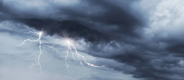 Şiddetli Bir Rüzgarı Olan Korkunç Tehlikeli Bir Fırtına Dağlarda Gök — Stok fotoğraf