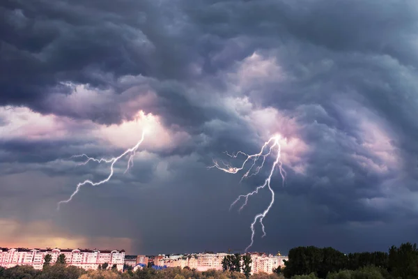 Uma Terrível Tempestade Perigosa Com Vento Forte Gira Trovoadas Nas — Fotografia de Stock