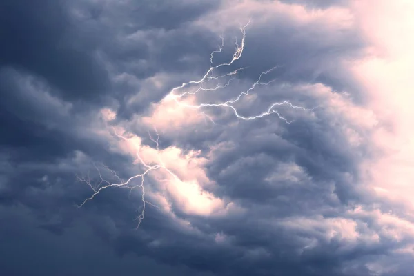 Жахлива Небезпечна Буря Сильним Вітром Обертається Грозові Хмари Горах Приголомшливими — стокове фото