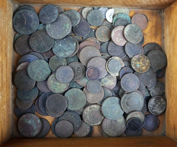 Starożytne Europejskie Pieniądze Tacy Dla Handlarzy Złomem Drewnianej Skrzynce Wcześniej — Zdjęcie stockowe