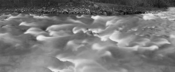 Река Рассвете Карпатском Лесу Быстрая Струя Воды Медленных Скоростях Затвора — стоковое фото
